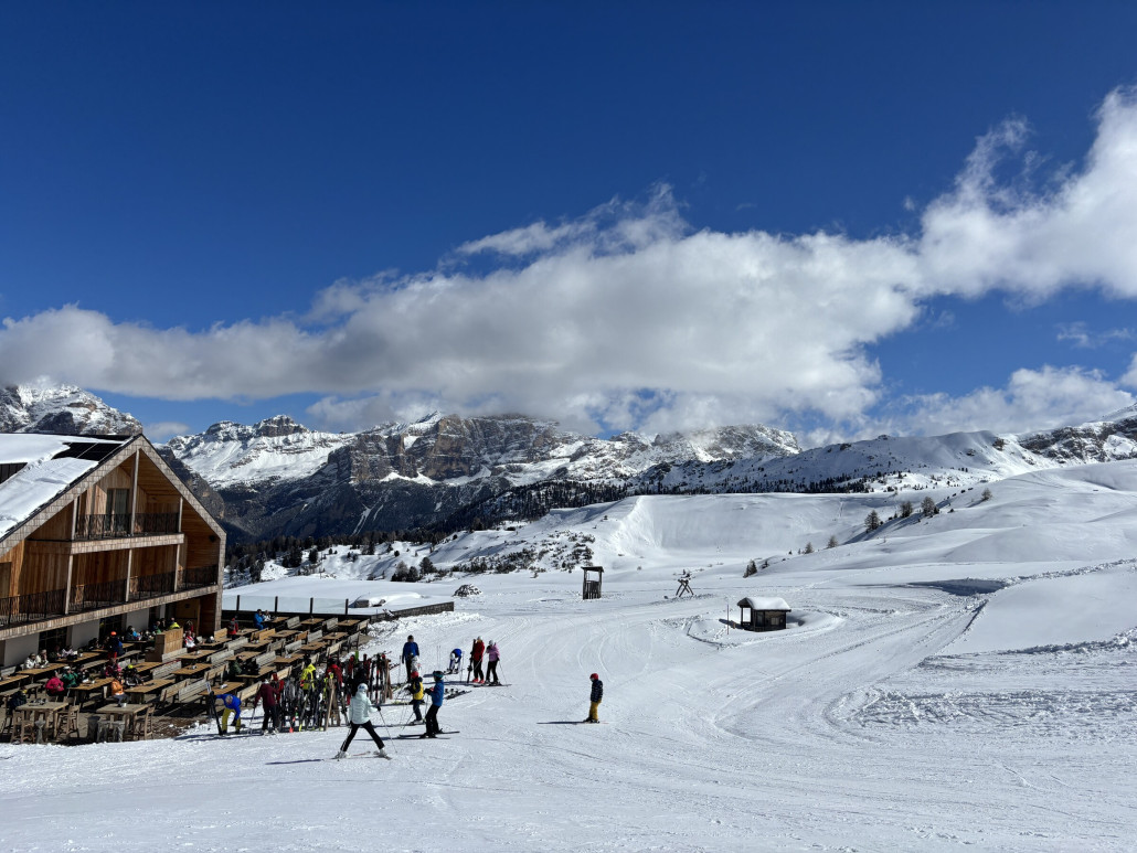 Müsste hier rechts von der Pralongia Hütte eigentlich die Piste 9a nach St. Kassian beginnen? Gefahren sind wir dann die 9b und die ging durchaus sehr gut