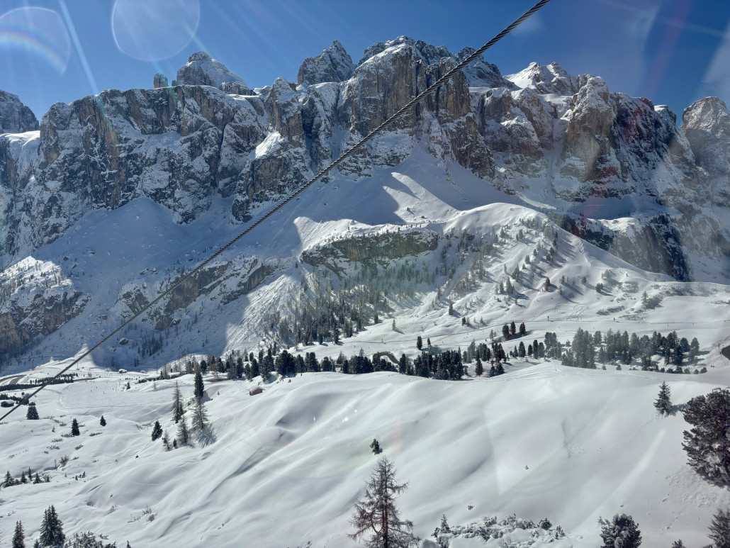 Wer genau hinschaut erkennt die Spuren an dem kleinen Bergrücken - wir mussten einen Tag später noch mal hier herkommen