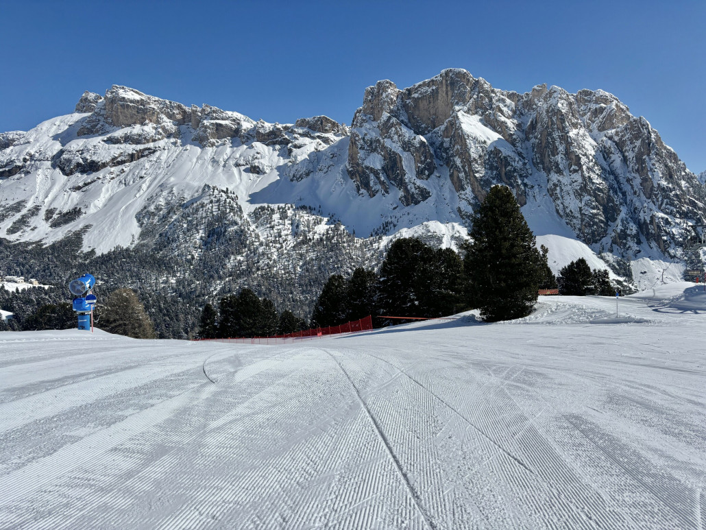 An der Bergstation Col Raiser rechts aussteigen und dann auf die leere Piste....