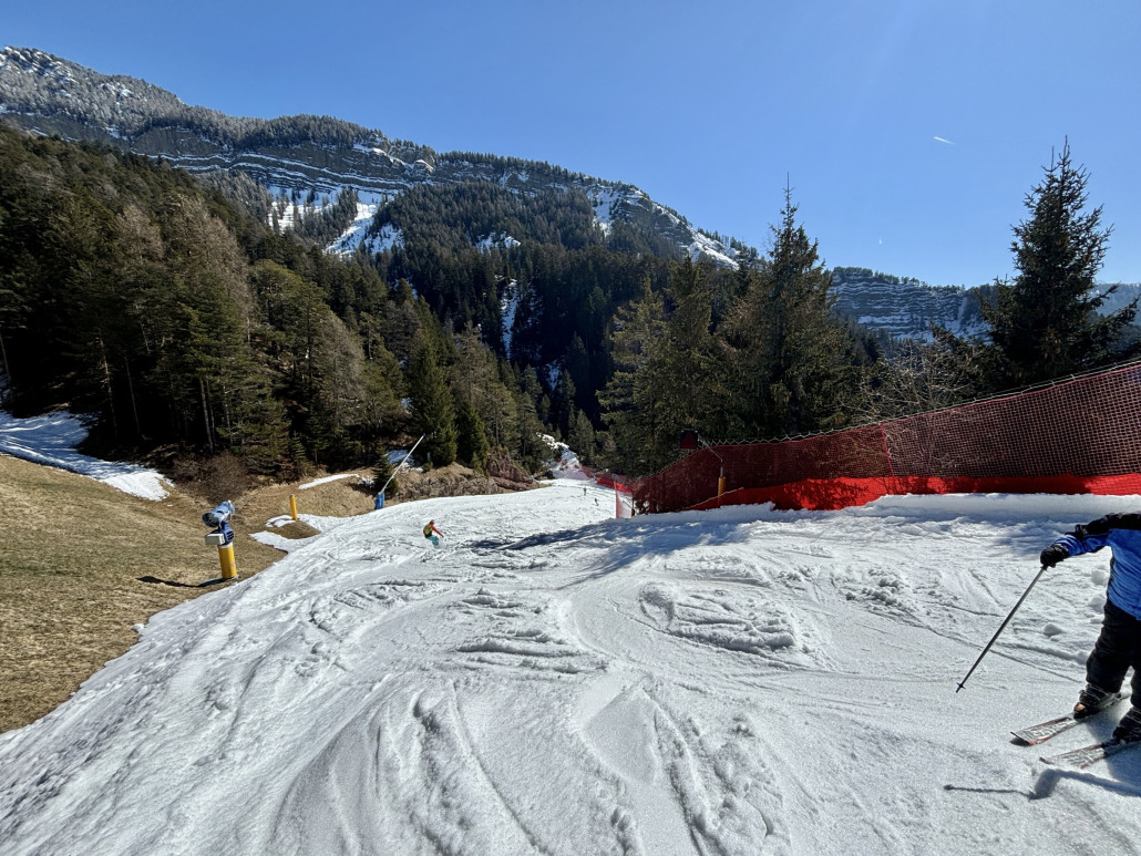 ...und unten im Dorf dann wie üblich mit großen (weichen) Haufen, normal für Mitte März
