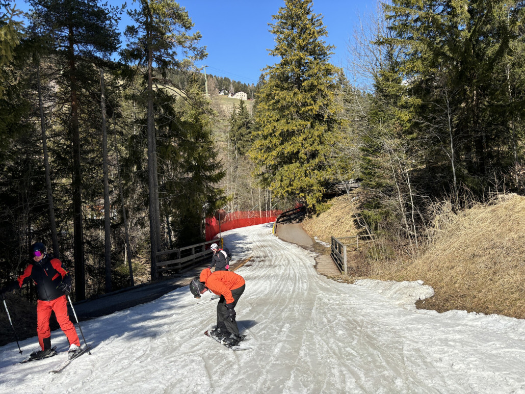 An der Brücke aber fehlt Schneeauflage, da kam schon das Holz durch