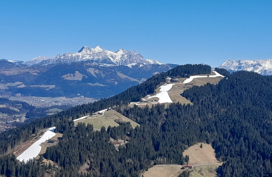 Blick Richtung Astberg: die Hausbergabfahrt immer noch schön weiß