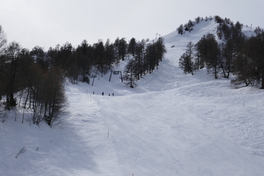 Steiles Mittelstück im SL und rechts die schwarze zugehörige Piste im Muldenstyle