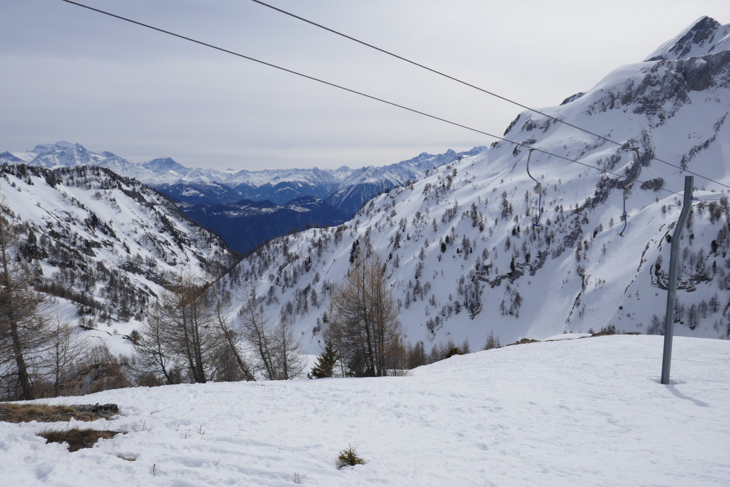 Bergstation. Hier kommt man ja aktuell nicht mehr hin. Es gab auch eine kurze Abfahrt nach Westen zum SL der jetzt von der 4KSB ersetzt wurde.