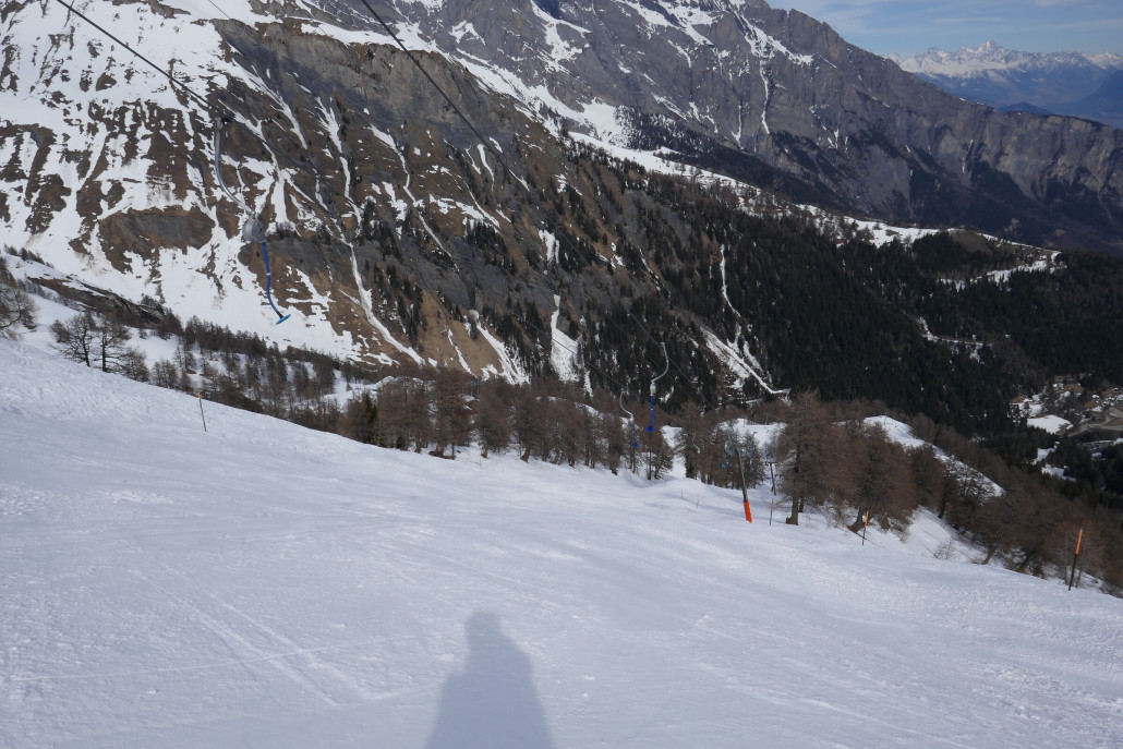 Steil ging es weiter unter dem Lift durch