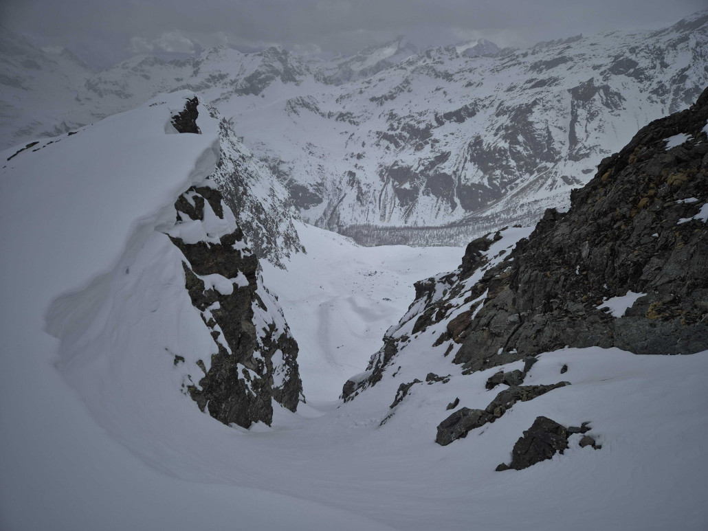 Das Wetter verschlechterte sich unangekündigt und Schneefall setzte ein. Na gut, der Weg ist vorgezeichnet. Auch hier Pulver.