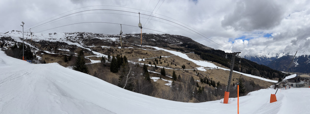 Weiße Bänder von Fiss. Zwischen 40-60cm dicker Kunstschnee-Mix, Sulz aber kaum Wasser gesehen