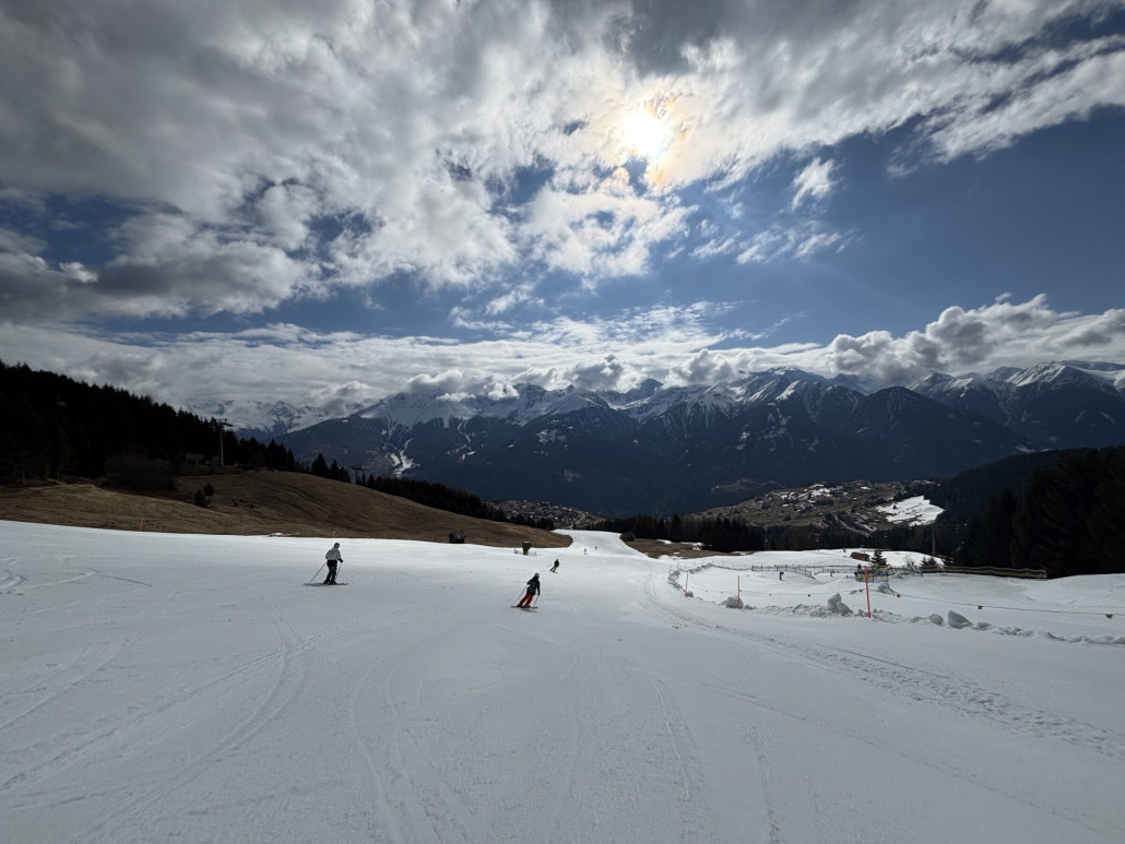 Sulzabfahrt nach Fiss, ca 1700mNN ; breit, weich aber noch frisch präpariert - hatte was von Surfen