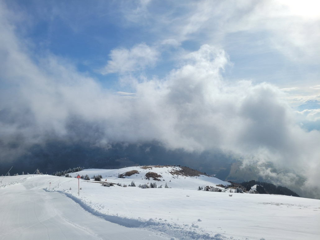 Dann oben an der Bergstation der Panoramabahn. Es war durch den Nebel erst teilweise aufgefirnt, die Piste wie die Pisten im gesamten Gebiet mit Absätzen präpariert. Aber der Ausblick war schön!