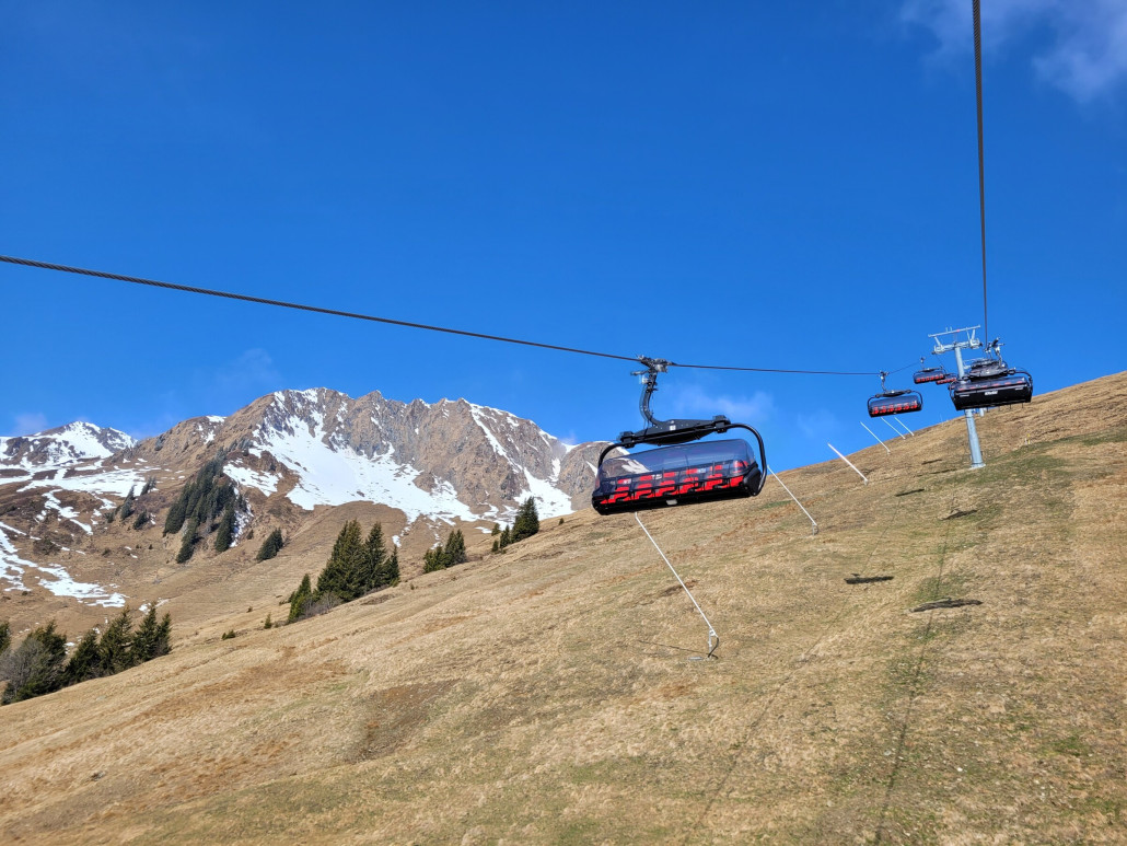 Im Trattenbach mit meiner Meinung nach tollen Kontrasten. So liebe ich das Skifahren im Frühling. Warum man diesen Lift so baut, aber die darunterliegende Piste nicht nutzt, erschließt sich mir nicht.