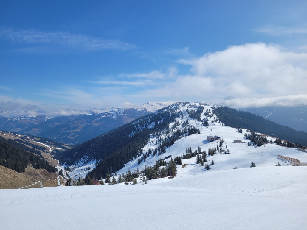 Blick zum Gauxjoch. Es ist 10 Uhr und ich bin hier allein im gesamten Lift. Ein paar Leute kommen aus Richtung Kitzbühel entgegen.