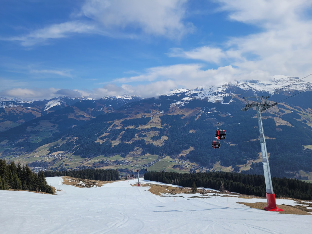 Auch in der oberen Sektion legte ich noch eine Extrawiederholung ein. Hier war es noch leerer als im Rest des Skigebiets. 11 Uhr und die linke Variante fast jungfräulich. Alles toll firnig!