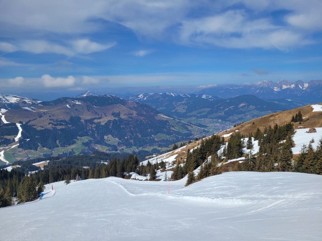 Um 12.30 Uhr dann hier im Kitzbüheler Skigebiet. Nach den Abfahrten am Pengelstein ging es über die rote Piste zur Brunn KSB. Einmalig.