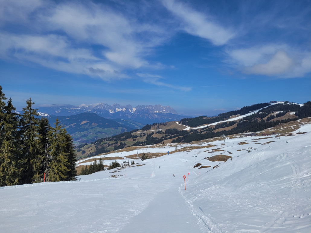 Weiter unten. Die schlechte Präparierung stört um diese Uhrzeit nicht mehr. Hinten auf der flachen blauen Piste zur Brunn KSB war noch fataler präpariert. Das verstehe ich auch nicht unbedingt. Aber das machte den Tag nicht weniger schön. Es war fantastisch leer und super zum Heizen.