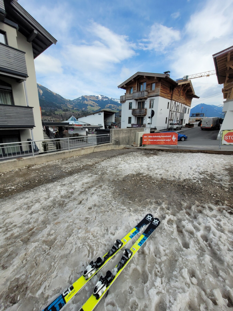 28.3. mit den Ski bis nach Kitzbühel. In diesem schlechten Winter wundert mich das schon sehr. Aber genial!