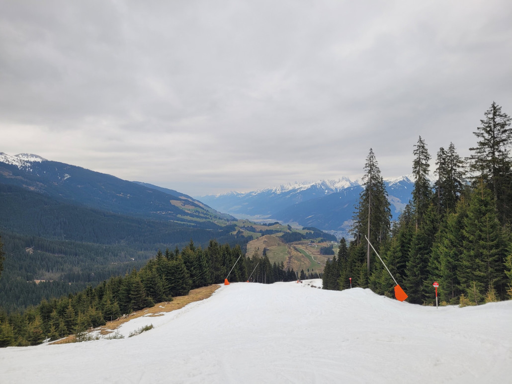 Als es dann zugezogen hatte, war es wirklich gespenstisch leer und es waren sicher mehr Mitarbeiter als Gäste im Gebiet. Um 16.30 Uhr beendete ich den Skitag in Hollersbach