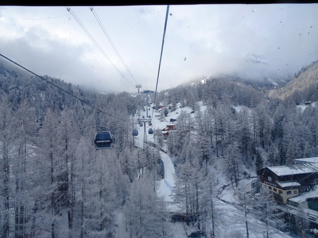 Los geht’s im Matterhorn Express hinauf Richtung Furi