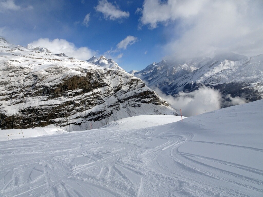 Da die Verbindung nach Italien (noch) geschlossen ist, stiegen wir auf Schwarzsee aus und es ging auf die Weisse Perle (51) zum Hirli.