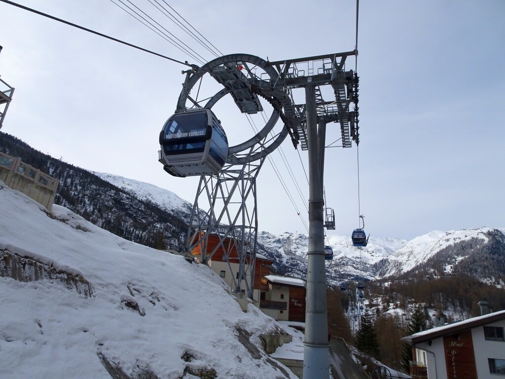 Die Verbindung nach Italien ist heute offen! Also hoch im Matterhorn Express. Links die neue Seilbahnstütze