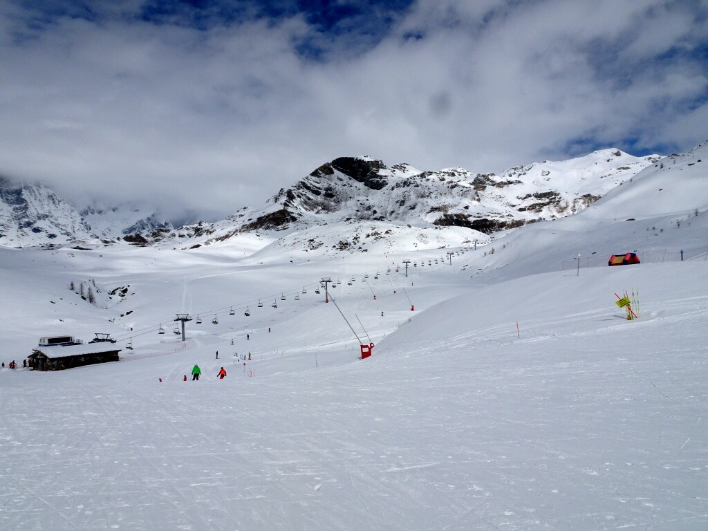 Blick zum flachen Motta 4er Sessellift