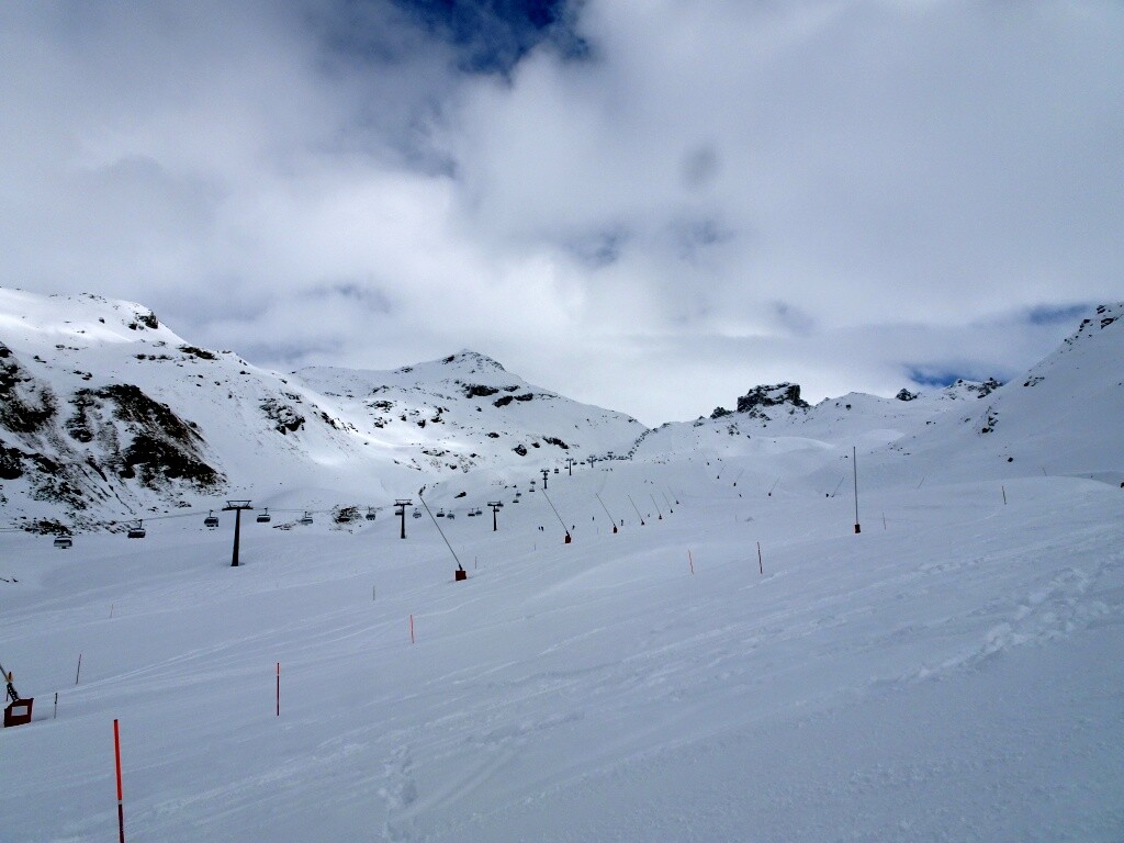 Lange 6er Sesselbahn Bec Carré mit zig Pistenvarianten