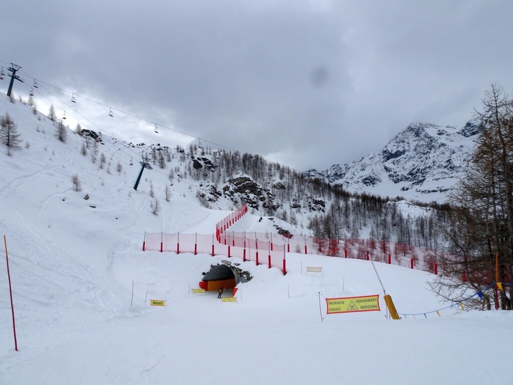 Am Cieloalto – muss man mitnehmen – die neue Rückführpiste Raccardo Cieloalto-Bardoney (34) führt über die Unterführung.