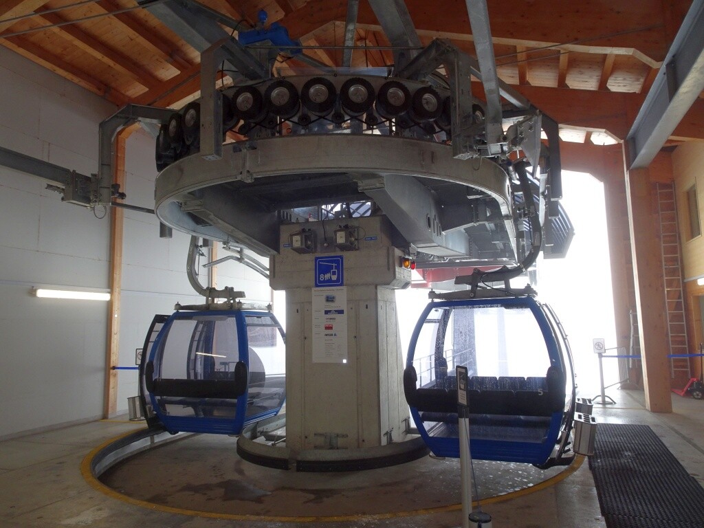 Bergstation der modernen Zubringerbahn. Leider ist die wahrscheinlich interessante Talabfahrt auf Grund eines Murenabganges zukünftig geschlossen.