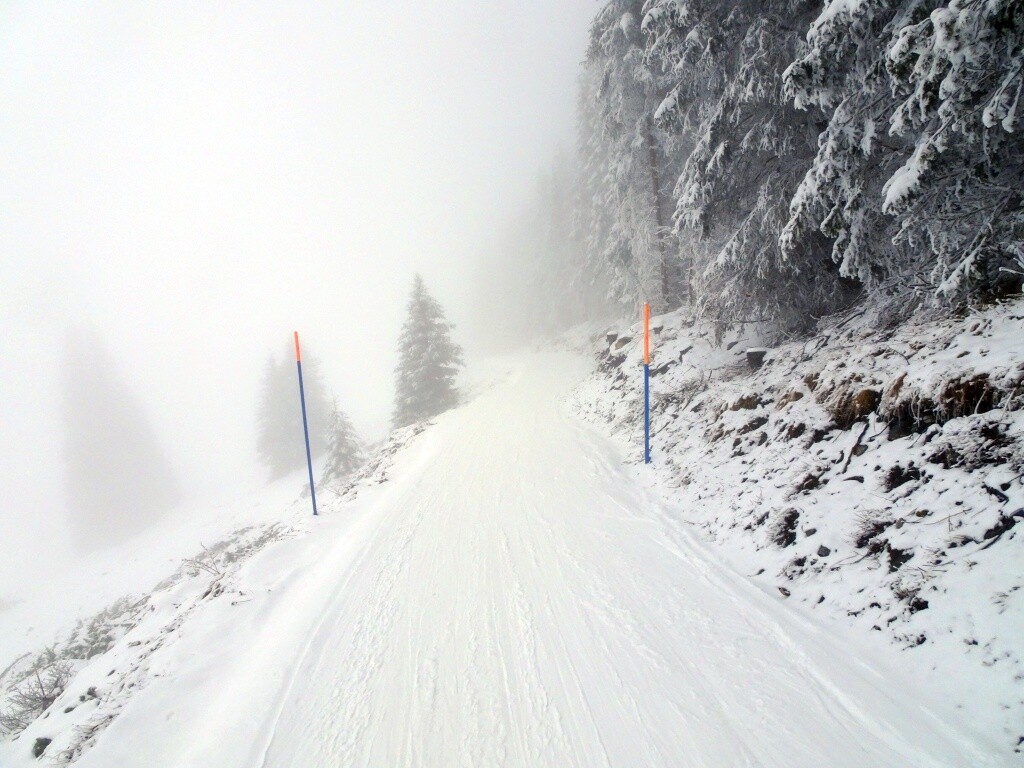 Skiweg zurück zur Bergstation der Gondelbahn