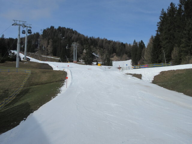 Galtalm-Abfahrt, links daneben die 10-MGD Galtberg, im Hintergrund die Mittelstation der 6-MGD Kreuzjoch (1.350 m)