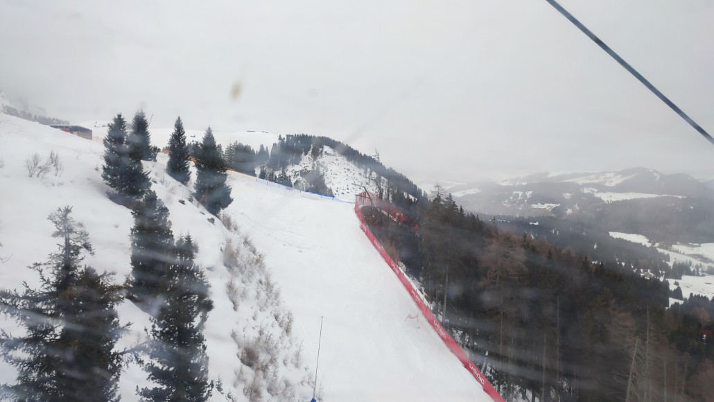 Rote Sasslong war gesperrt. Zum Glück, so gab es eine gute Piste mehr für den Foristen. Ein paar braune Stellen, mehr war nicht. Da es weich ist fährt man sich auch kein Grünzeugs/Steine ein.