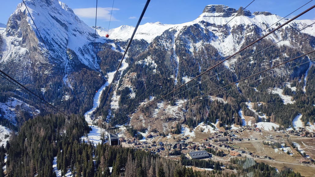 Buffaure war top. Niemand unterwegs. Die Vulcano war gesperrt. Aber zu 2/3 präpariert wegen Schneemangels. Die Grasflecken könnten aber umfahren werden. Somit Mittags auf einer frischen Piste gecruist, gefällt.