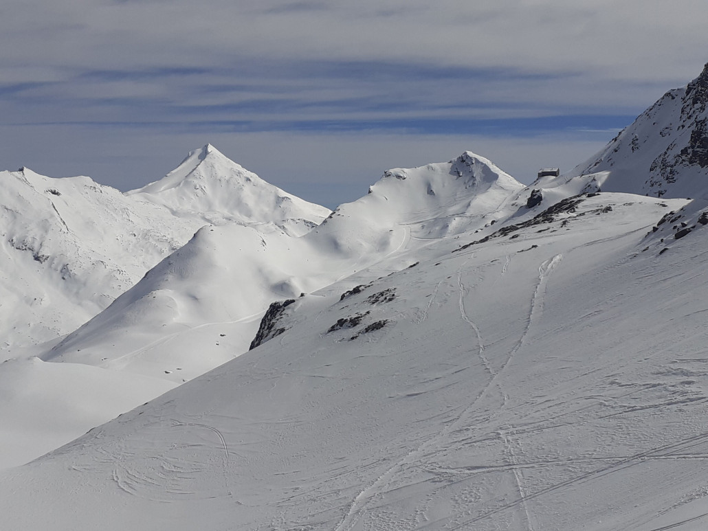 Blick vom Egginerjoch zur Britanniahütte. Die Hütte und der schöne Winterwanderweg sind offen