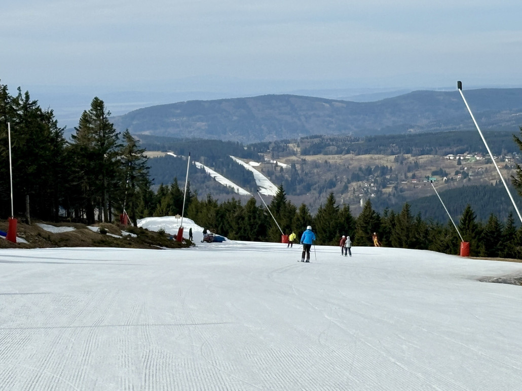 Morgendlicher Blick über die tolle Jachymovska (1) und links der 3m hohe Starthügel der Skicross-Strecke, im Hintergrund die beiden Pisten von Novako Jachymov (ex Naprava)