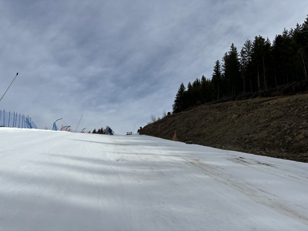 Zweiter Steilhang der Jachymovska auf der linken Seite mit braunen Stellen und auch vereinzelt Steine zu sehen