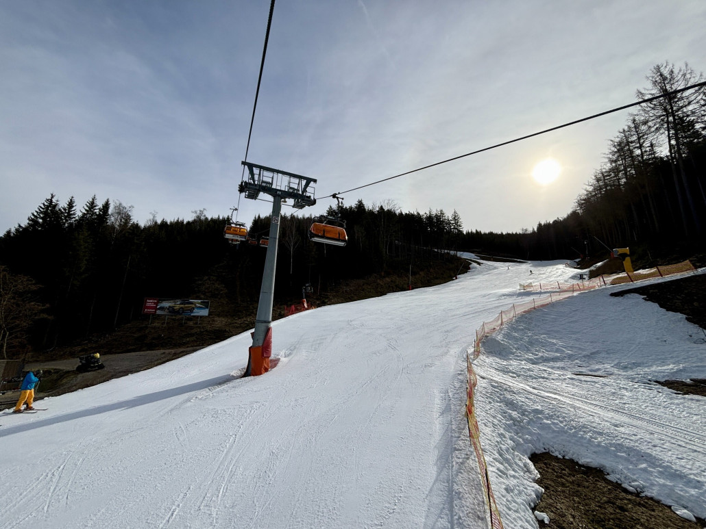 Zielhang tadellos eingeschneit, und das auf einem Westhang in 800m Höhe