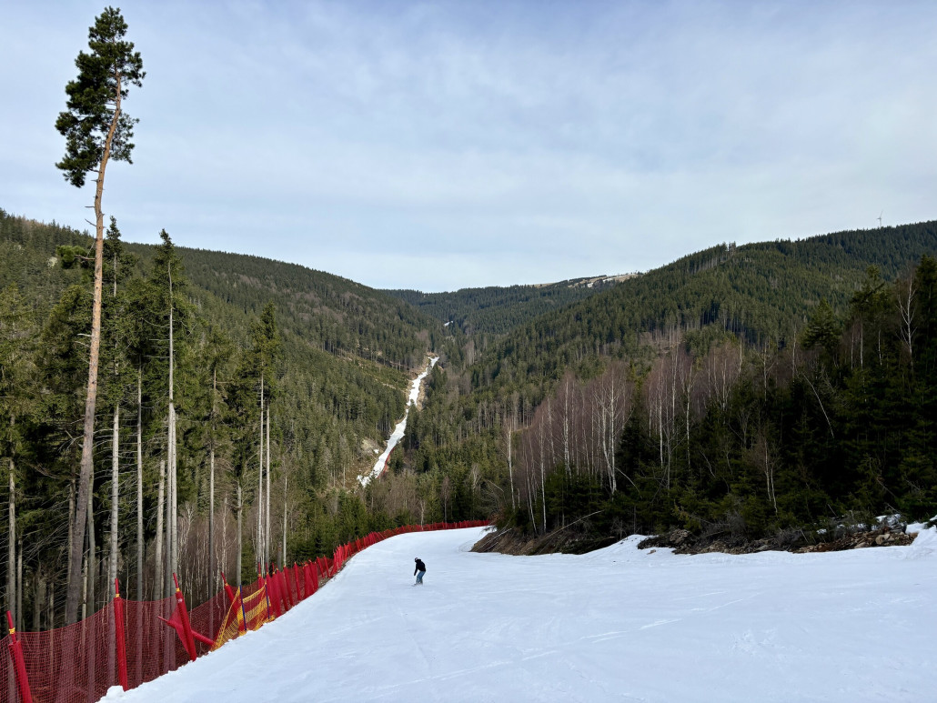 Kurve mit Schlusshang der Lazenska ebenfalls steinfrei, wirklich top (Frage: wieso wurde der Ziehweg der Alten Jachymovska im Hintergrund beschneit?)