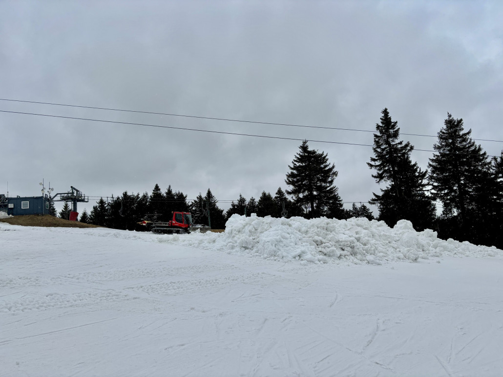 Premostena (8) ist nur über die 4KSB CinestarExpress erreichbar denn die 4SB Suzuki geschlossen, darum schiebt ein PB100 den Schnee von der Bergstation in Richtung der Piste
