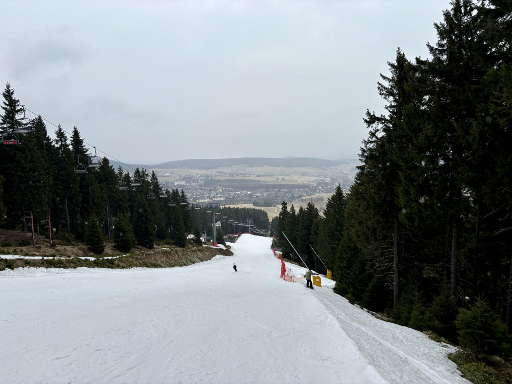 ...und auf der folgenden langen Geraden talwärts rechts haben sie schmaler abgesteckt um dort den Schnee zu "ernten"