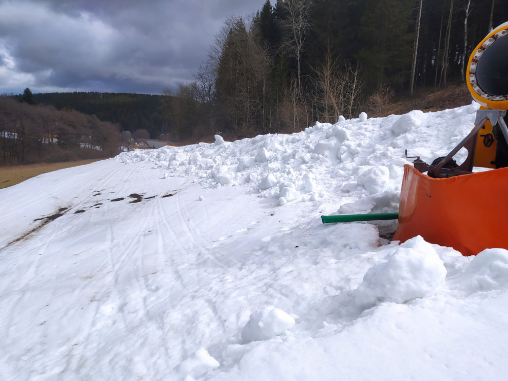 An der kleinen Büre hat man gestern Abend dann viel Schnee aus dem unteren Teil nach oben geschoben und eine Einfahrt zur Querung modelliert
