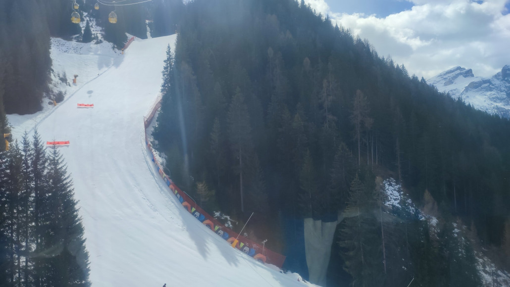 Die Warnzäune standen nicht umsonst, große Rillen und Buckel waren einpräpariert, Querfahren war nicht zu empfehlen. Bei schlechterer Sicht andernorts (Talabfahrt St Cassian) gab es keine Warnschilder.