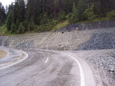rechts oben die Mauer markiert den alten Verlauf!