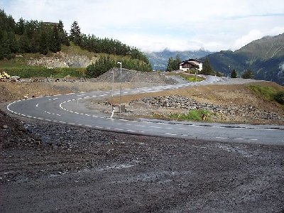die Straße zweigt noch den Ort nicht mehr scharf ab sondern geht ein Stück geradeaus. (Vorsicht für Navifahrer)<br />Links oben die alte Trasse