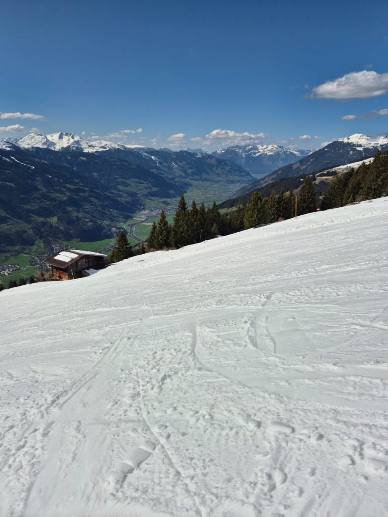 Ein letzter Tiefblick ins frühlingshaft grüne Zillertal