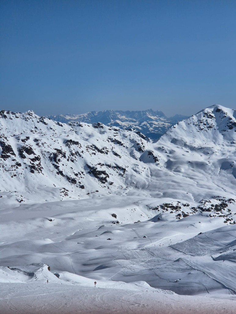 Blick über die Krimml zum wilden Kaiser. Dort gerade auch weißer als es schon mal war.