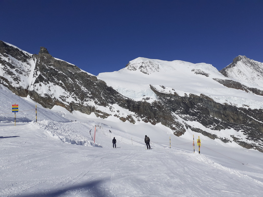 Ganz oben im Skigebiet...3571m. Im Hintergrund Feekopf, Alphubel und Täschhorn