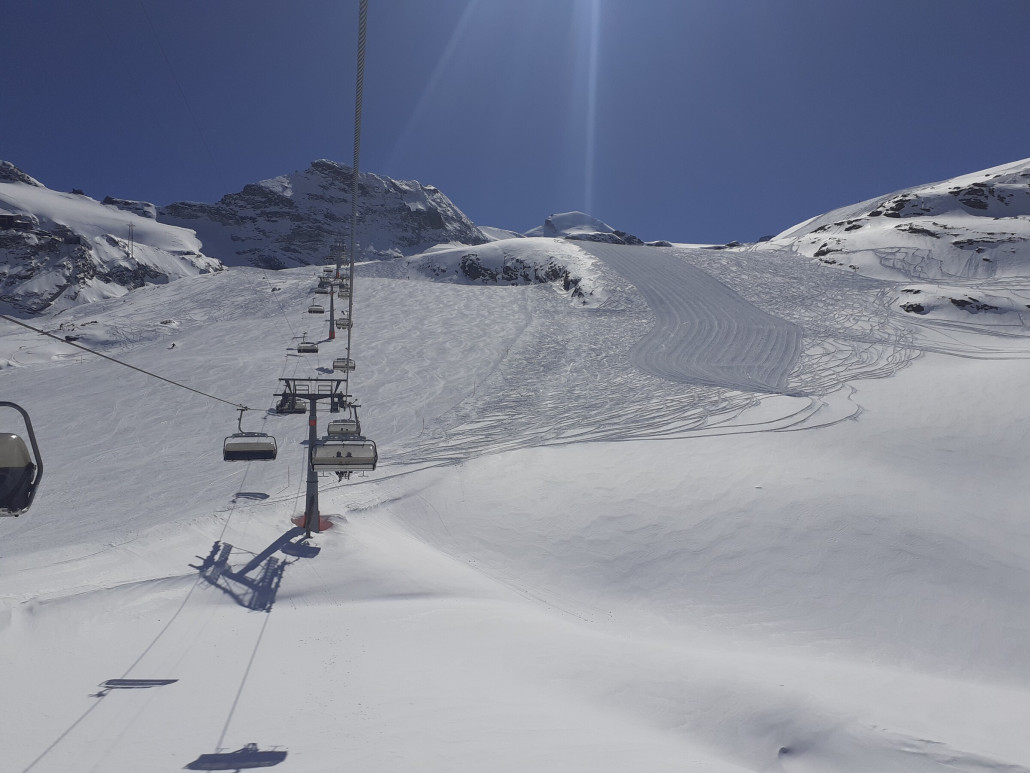 Im Bild rechts von der 5a Eiskristall wird die Rennstrecke für das Allalinrennen präpariert