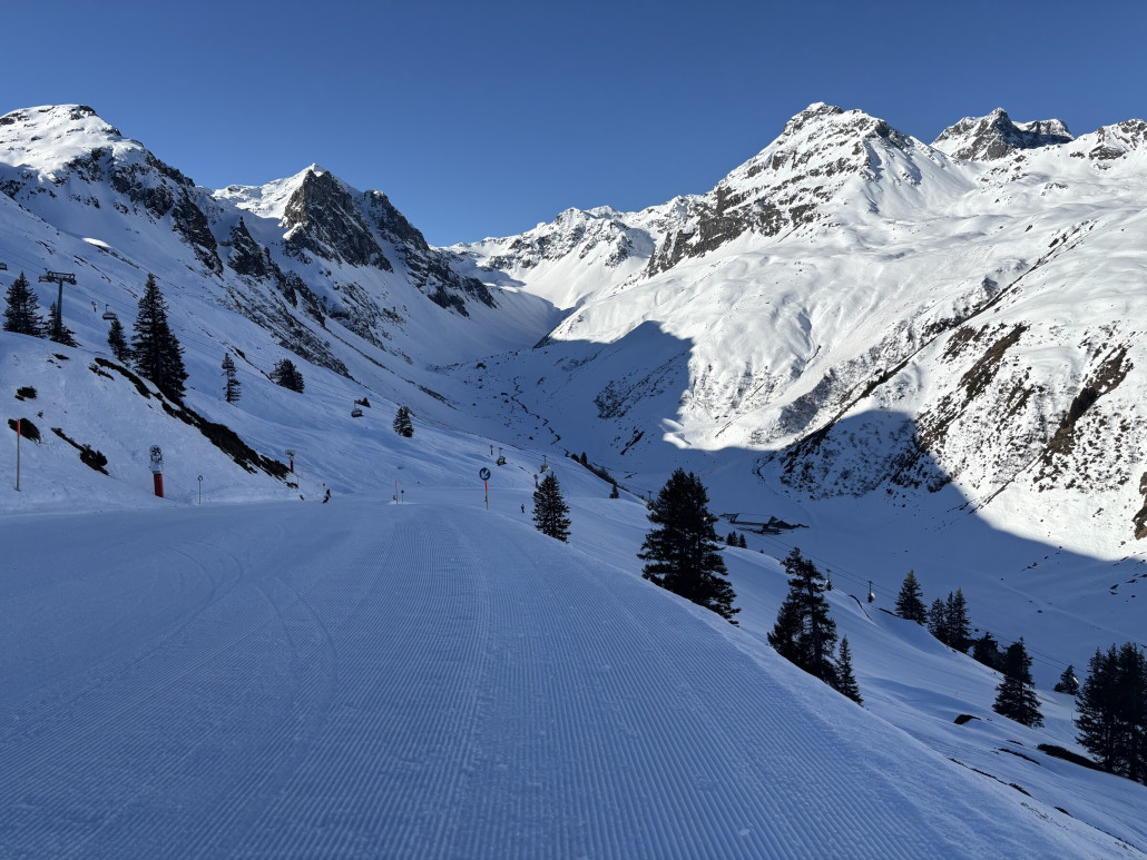 8:40 Transfer Richtung Schwarzköpfle. Piste leicht angefroren