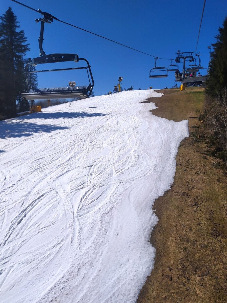 Rechte Seite am Flutlichthang taut weg