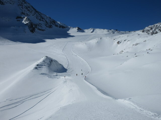 Pfaffenschneidpiste, rechts im Hintergrund die Bergstation des 6-CLD-B Fernau (3.063 m)