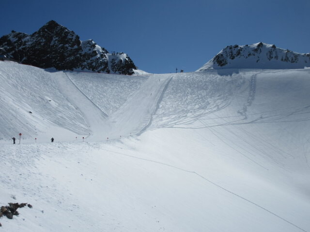 Windachfernerpiste, im Hintergrund die Bergstation des 2-SL Windachferner (3.170 m, LSAP)